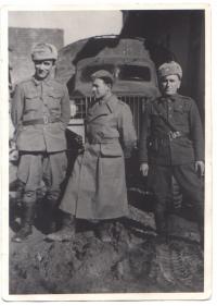 E. Jucker u Kyjeva s volynskymi Čechy (druhy zleva)