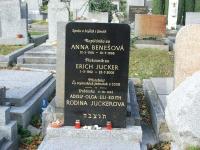 Náhrobek Ericha Juckera na židovském hřbitově v P.-Strašnicích