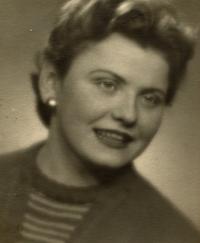 Alena Satynková, portrét; Kladno; cca 1956