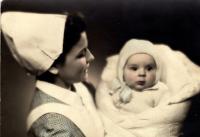 Alena jako žačka Zdravotnické školy v Kladně, v náruči má sousedovic děcko; Kladno; 1953