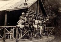 Alenina širší rodina, chata kterou postavil Alenin otec a dědeček; Klíčava; cca 1940