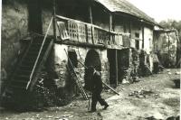 9a. Jan Nedvěd na dvoře čp. 1 před zahájením přestavby
