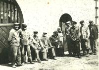 9b. Jan Nedvěd s dělníky v Třebízi