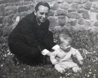 Josef Pokorný se svou neteří Pavlou Vlkovou, Hořice, 1963