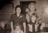  Anna Skákalová se švagrovou a vnučaty