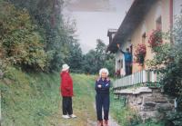 Anna Skákalová před rodný domem ve Štědrákově Lhotě v roce 1996