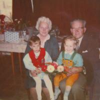 Anna Skákalová s manželem a vnoučky