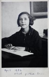 Susanne Bernsteinová jako školačka v Berlíně - 1932