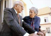 Susanne Medas s Nicolasem Wintonem na balkóně švedského velvyslanectví