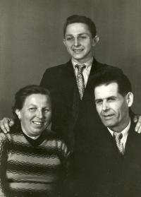 Rudolf Suchánek with his mother and father