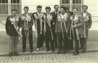 Mušovští chlapci před odvodem na vojnu (Rudolf Suchánek je druhý zprava)