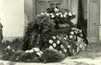 Rakev s osudnými věnci po pohřbu Rudolfa Suchánka staršího 20. srpna 1968