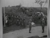 1. 5. 1945 - vztyčení čs. vlajky na kótě P 231750, J. Pujman podává hlášení