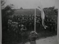 1. 5. 1945 - vztyčení čs. vlajky na kótě P 231750, J. Pujman podává hlášení