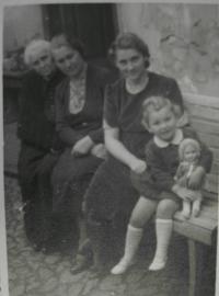 Pamětnice s prababičkou, babičkou a matkou 