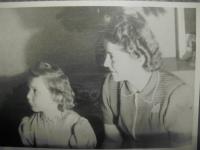 A. Vlasáková s matkou