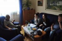 Studenti s Rudolfem Roubíčkem při natáčení rozhovoru