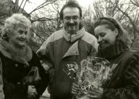 Olga Dolníčková v Dolních Dunajovicích s dr. Blažkem a velvyslankyní Československa v Rakousku Magdou Vašáryovou v roce 1990