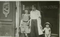 Miloslav Kofroň a Božena Bejvlová před lékárnou U Bílého čápa, 40. léta