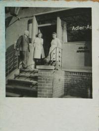 Heidrich Henig s laborantkami před Adler Apotheke, 1944/1945