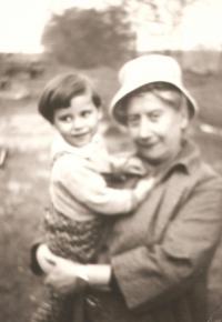 Emilie Faitová with her granddaughter