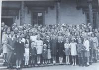 Setkání dětí z dětského domova s H.Benešovou, Letohrádek Hvězda - paní Jiřina ve třetí řadě uprostřed s velkou bílou mašlí