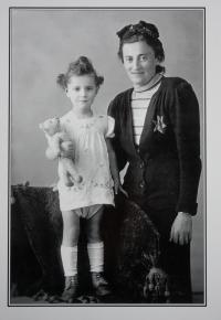 picture from Zdíkov with her mother before transport to Terezin