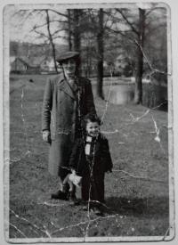 fotografie s matkou ze Zdíkova z doby před transportem