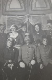 Divadelní představení Katolicko čtenářského-zábavního spolku Svatopluk v Bludově za první republiky (matka Karla Straky vpravo dole)