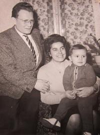 Karel a Zdeňka Strakovi se synem