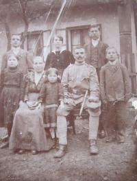 Rodina dědy v Bludově v místech, kde dnes bydlí Karel Straka