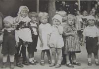 Uprostřed Karel Straka v zahradě Národního domu v Bludově