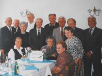 Abiturienti kladenské reálky 1932 - 1939, setkání v roce 1999; Jan Šnobl uprostřed (s tmavou kravatou)