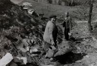 manželé Šnoblovi; přestavba domku a zahrady k trvalému usazení a odpočinku na Čabárně; výsadba borovic; 1984