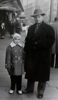 Jan Šnobl se synem Ivanem, na procházce Londýnem, 1959