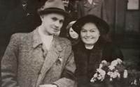 Novomanželé Šnoblovi - svatba; 23. prosince 1944; před kostelem sv. Ignáce z Loyoly, Praha