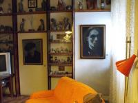Interiér bytu Jiřiny Šnoblové, na obraze vlevo je Jiřinin dědeček (autorem je K. Souček), obraz vpravo je autoportrétem rodinného přítele K. Součka, Čabárna, 2014