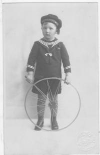 Malý Jiří s obručí