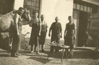 Josef Štourač (vlevo) ve své kovárně