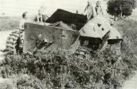 Žofie Štouračová se sourozenci u torza tanku ve Vlasaticích