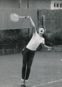Helena podávající, 1975