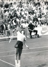 Helena podávající, 1986
