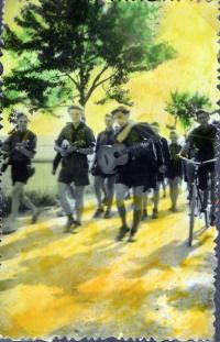 Marching with a song (second from right in front: Jiří Pavlica-Jestřáb, on his right Antonín Uherek, riding a bike: Miroslav Karmazin-Pin)