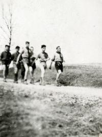 Asi na výpravě (první jde Jaroslav Kocich-Tája, druhý Antonín Uherek)