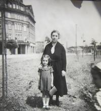 Helga Smékalová (Deutschová) s babičkou Helenou Deutschovou