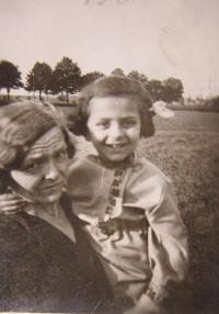 Helga Smékalová (Deutschová) s maminkou v roce 1936