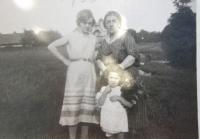 Helga Smékalová (Deutschová) s matkou a babičkou