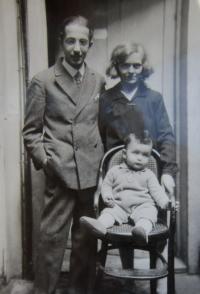 Helga Smékalová (Deutschová) s rodiči