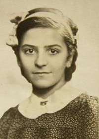 Helga Smékalová (Deutschová) v roce 1944