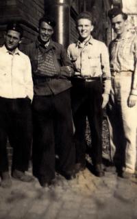 Chlapci z kladenské průmyslovky - nuceně nasazení, pan Zelenka třetí zleva; Berlín; 1943